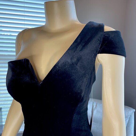 Betsy & Adam Long Velvet Sleeveless One Cold Shoulder Stretch Sheath Gown NWT - Picture 9 of 12